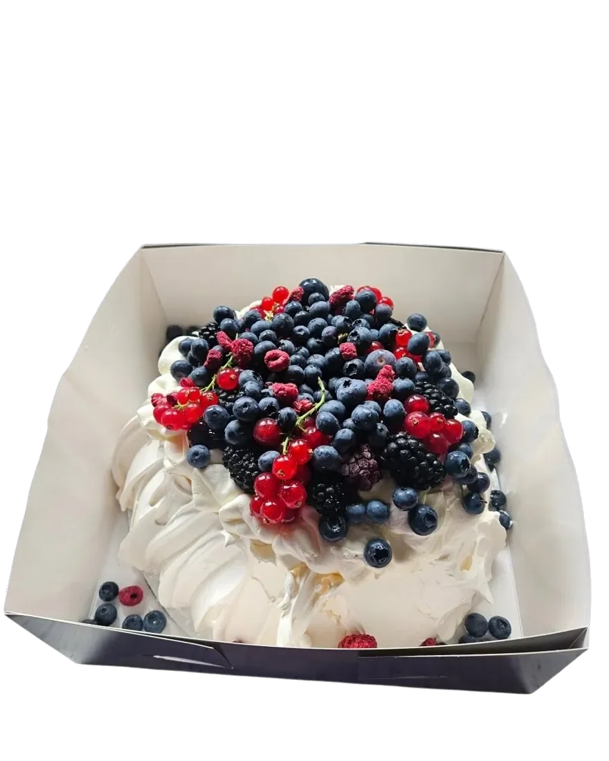 Beza pavlova z jagodami w pudełku